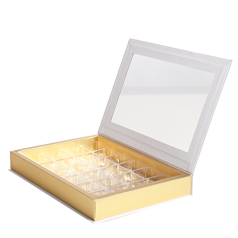 Elegante Schokoladenverpackungsbox mit klarem PVC-Fensterdeckel und goldfarbenem Boden, die 24 einzelne Fächer aufweist.